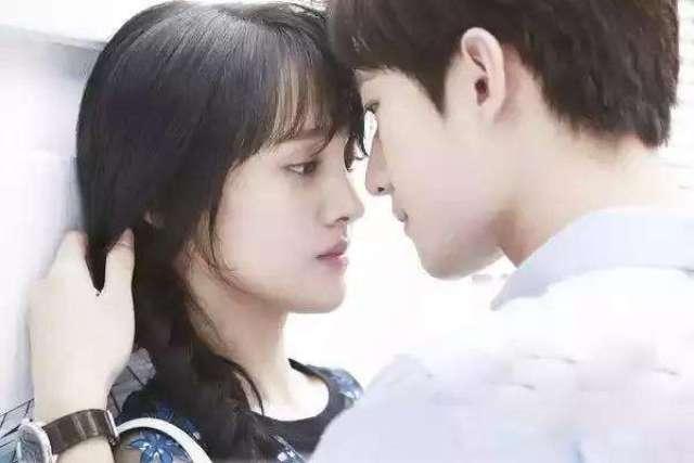 郑爽亲吻视频,甜蜜画面引网友热议