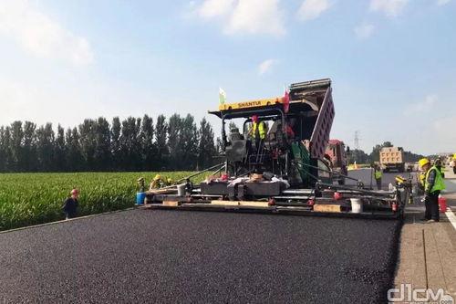 摊铺机施工视频,高效铺路技术展示