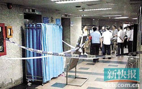 护士被电梯夹头视频,护士头部险遭不幸瞬间